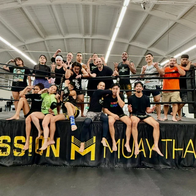 Clinch Class with this fun squad! Tonight @kru.jace taught a series of strategizing dominant positions to break posture/break balance with opening up options to score with knees and bow & arrow elbows 💥 

Join us every Wednesday evening (7 pm) and learn the fundamentals of the devastating Muay Thai clinch! 
•••
#muaythaiclinch #muaythai #missionmuaythailb