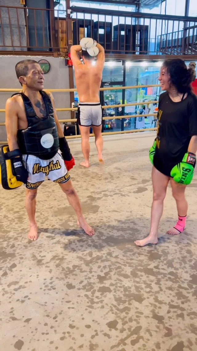 First day arriving in Thailand, straight from the airport and we’re hitting the ground training @wechpinyomuaythai with Master Wech! It feels great be back home 🇹🇭 

Stay posted for updates regarding @jeessssssie upcoming fight here in Thailand -  in the meantime, we train everyday and sharpen these Muay Thai tools 🧰 
•••
#muaythai #missionmuaythailb #wechpinyomuaythai #kohsamui #muaythaitraining #thailand