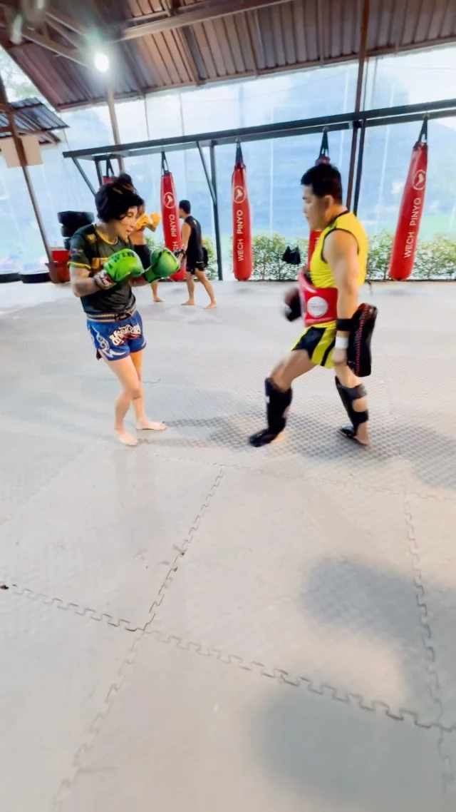 Two-a-day Muay Thai sessions, daily two-a-day runs, and S&C training for our fighter @jeessssssie are leveling up even more here in Thailand @wechpinyomuaythai! 

Sharpening up basics on the daily and creating strategy plans with @kru.jace for her upcoming fight💥 
•••
#muaythaitraining #wechpinyomuaythai #missionmuaythailb #kohsamui #thailand