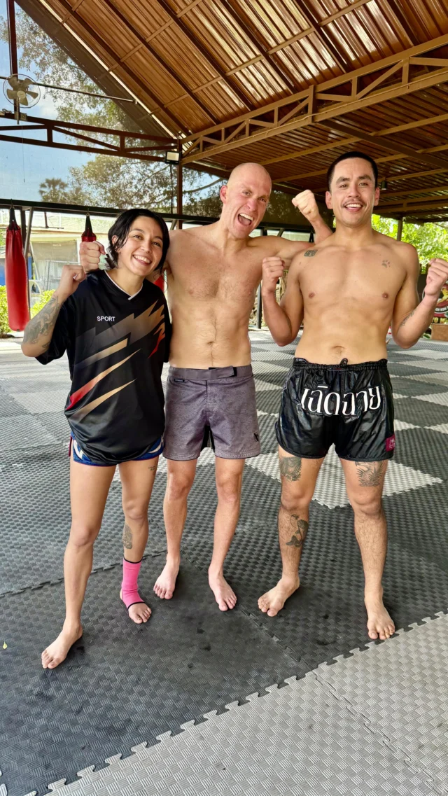 First training trip @wechpinyomuaythai 🇹🇭 for Mission students Nick @soto_the_spaniard and Tony @condorchacon.mt as they support our pro fighter @jeessssssie with her upcoming fight! 

Welcome to Thailand boys! 
•••
#muaythai #muaythaitraining #kohsamui #wechpinyomuaythai #missionmuaythailb