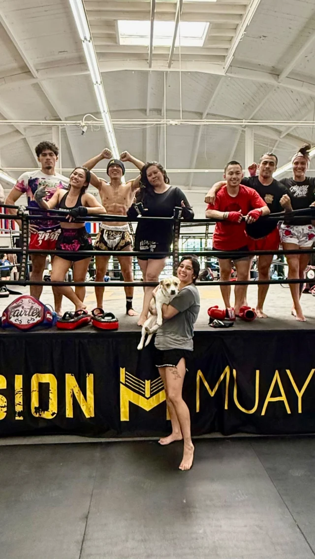 Sharpen your weapons with your teammates—Muay Thai padwork isn’t just about hitting hard. It builds strength, precision, timing, and cardio conditioning. Trust the process. Trust your team. Iron sharpens iron!
•••
#MuayThai #Padwork #missionmuaythailb #TrainHardFightEasy #longbeach #lbc