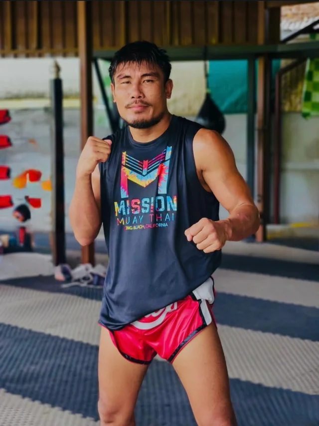 Superstar Simanoot @wechpinyomuaythai flexing the newest Mission Muay Thai breathable cutoff ✊🏽